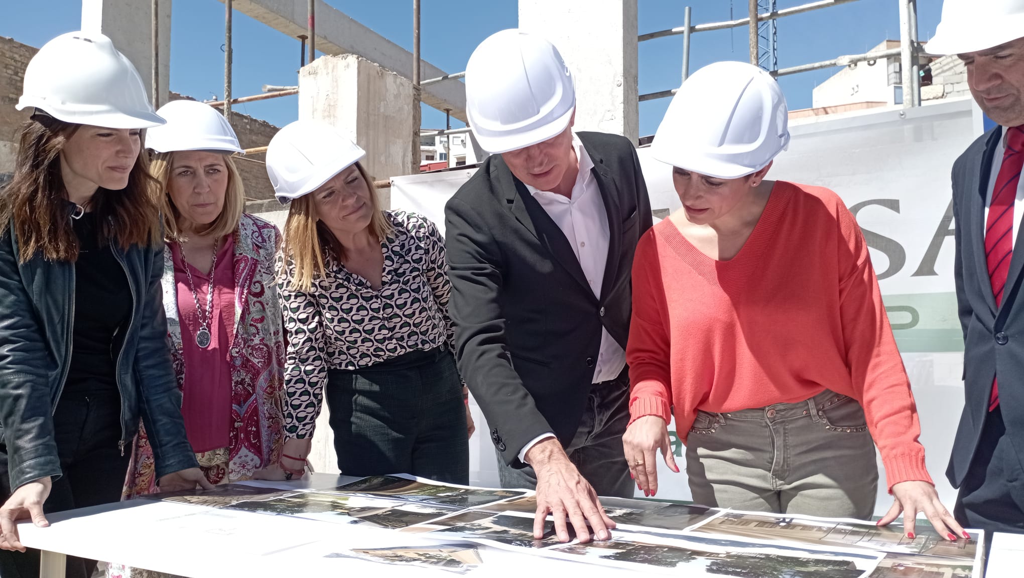 Rodríguez durante su visita a las obras de la antigua fábrica de Rodes.