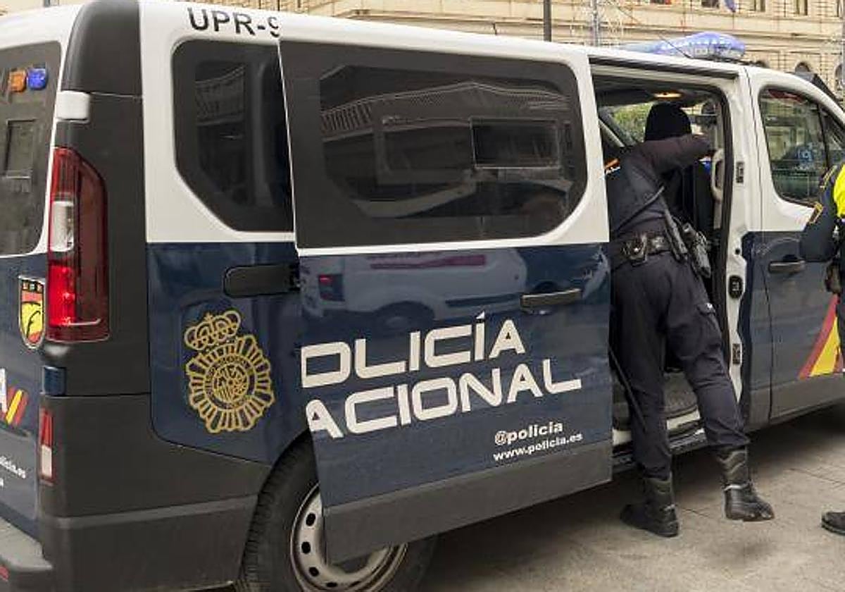 Un agente de la Policía Nacional, durante su trabajo en Alicante.