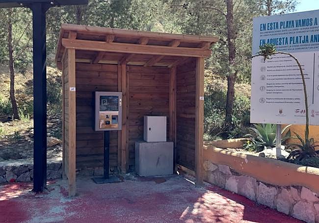 Quiosco de reserva de parquin en la cala del Moraig.