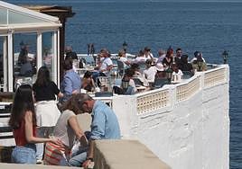 Terraza del restaurante Mena en las Rotas en Dénia.