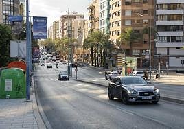 Vehículos circulan por el centro de Alicante, que permanecerá cortado en Semana Santa.