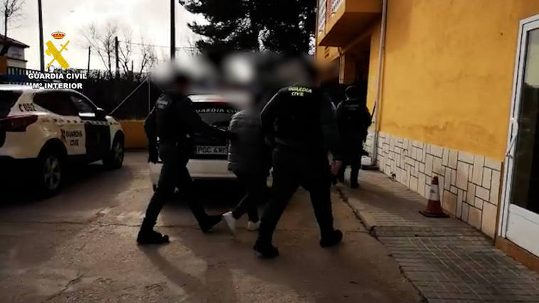 Un momento de la detención de uno de los miembros del grupo criminal.