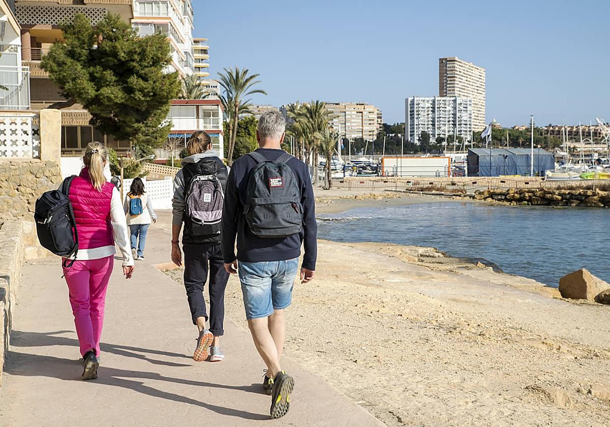 Personas paseando por el barrio de la Albufereta.