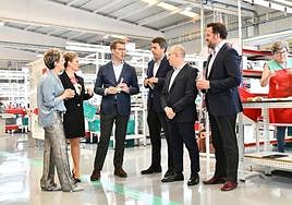 Alberto Núñez Feijóo, en la fábrica de Pikolinos con Rosana Péran, Carlos Mazón y Pablo Ruz, entre otros.