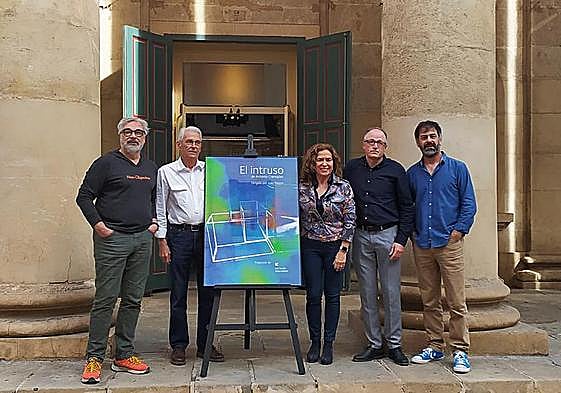 Presentación del cartel de la obra en la puerta del Teatro Principal