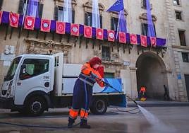 Una operaria del servicio de limpieza en la plaza del Ayuntamiento.
