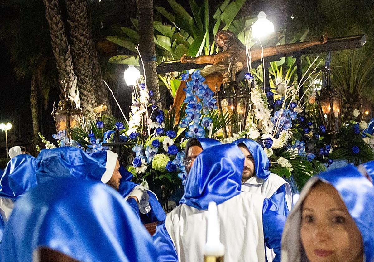 El Cristo del 'Morenet' en procesión por Alicante.