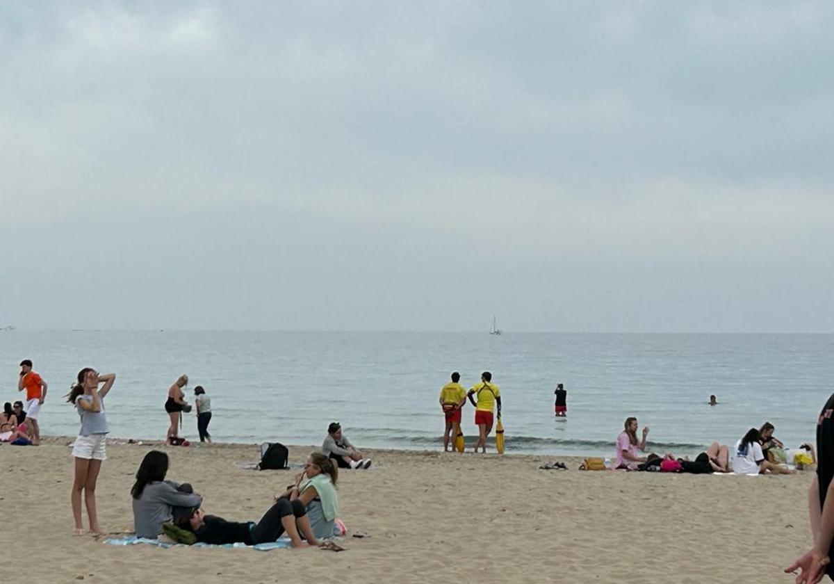 Los socorristas ya están en las playas de Alicante por Semana Santa.