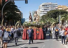 Cientos de personas acuden a 'La Burrita' en Alicante este Domingo de Ramos