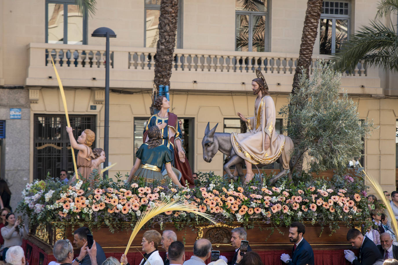 Cientos de personas acuden a &#039;La Burrita&#039; en Alicante este Domingo de Ramos