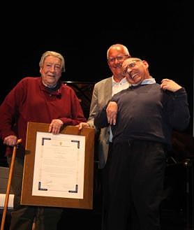 Imagen secundaria 2 - Actuaciones musicales y entrega de la distinción a Paco Muñoz. 