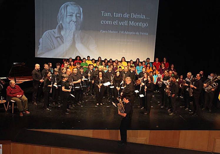 Imagen principal - Actuaciones musicales y entrega de la distinción a Paco Muñoz. 