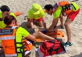 Los socorristas atienden al lesionado en El Campello.