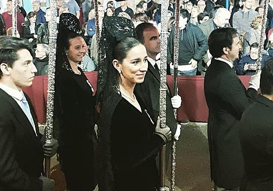 La alicantina Paloma Catalá durante una procesión como dama de mantilla.
