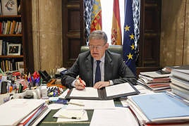 Puig en el momento de firmar el decreto de disolución de Les Corts.