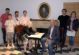 Matilde París con sus hijos y nietos, en la firma de la cesión con el alcalde de Dénia.l