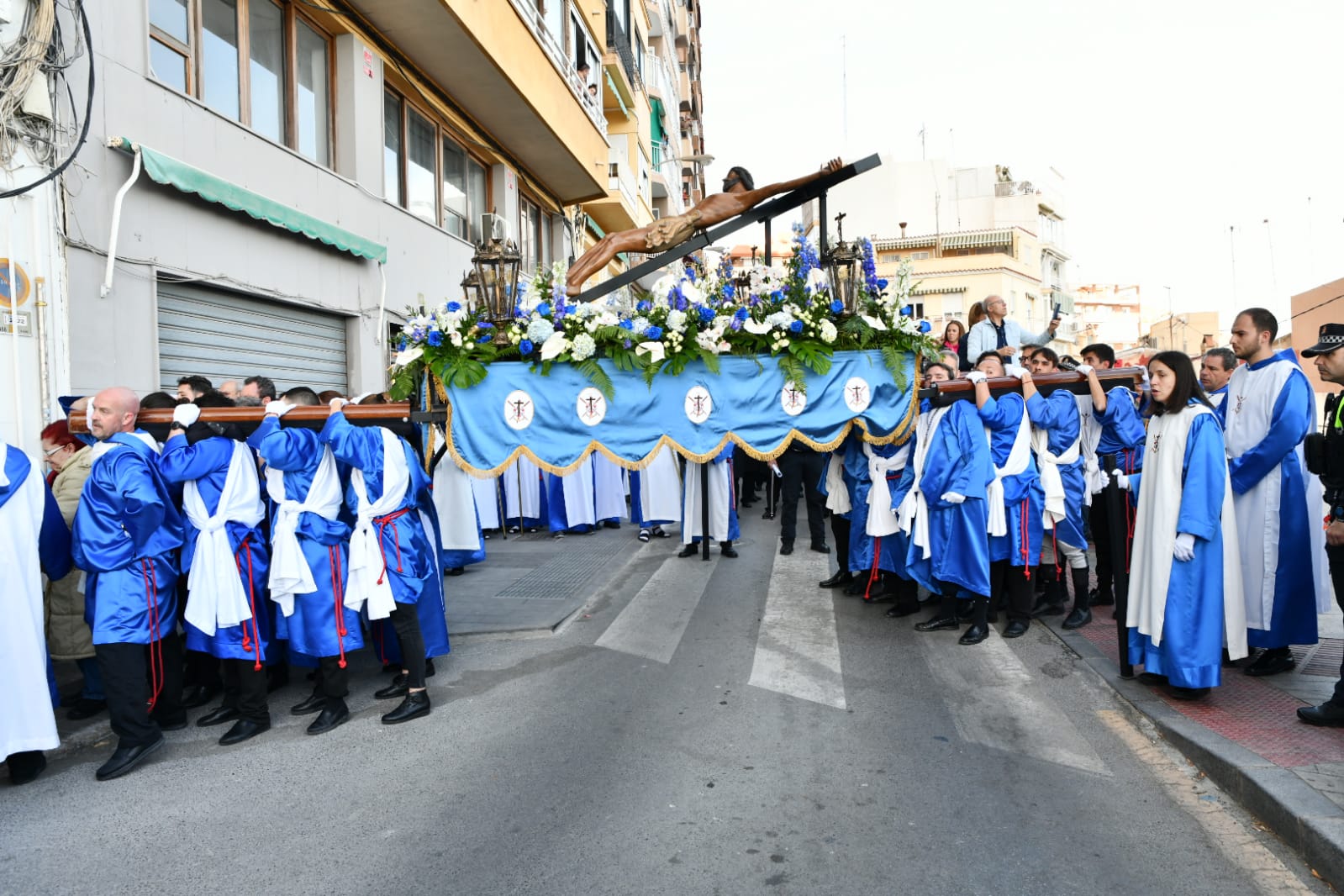 Macarena Olona desfila con El Morenet por el Raval Roig