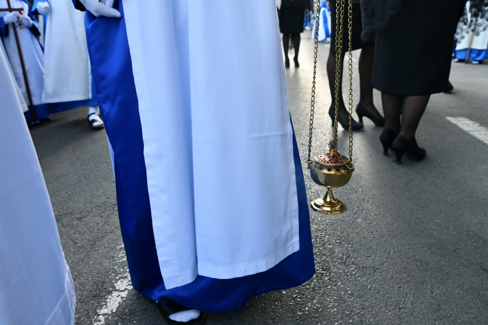 Macarena Olona desfila con El Morenet por el Raval Roig
