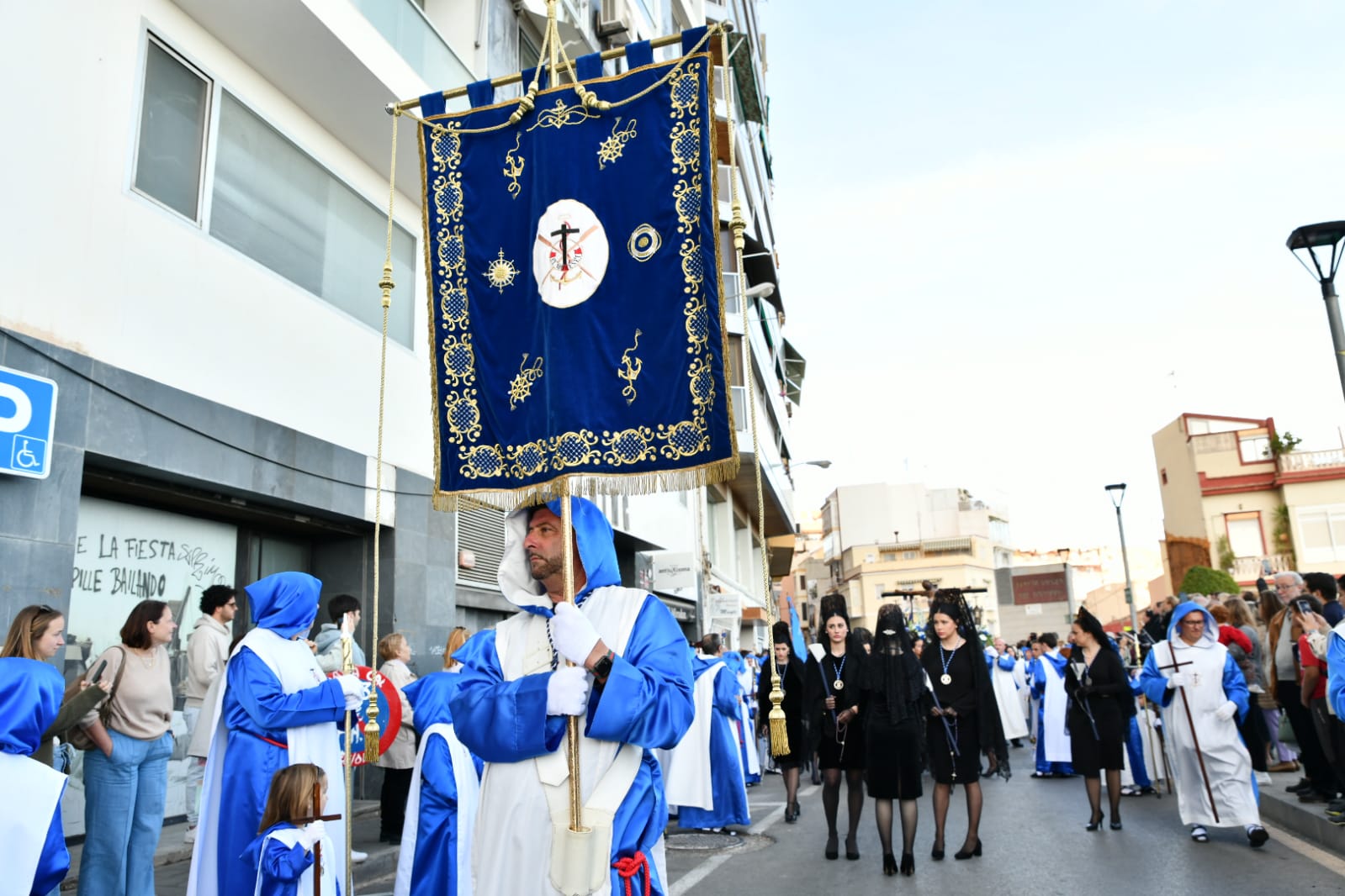 Macarena Olona desfila con El Morenet por el Raval Roig