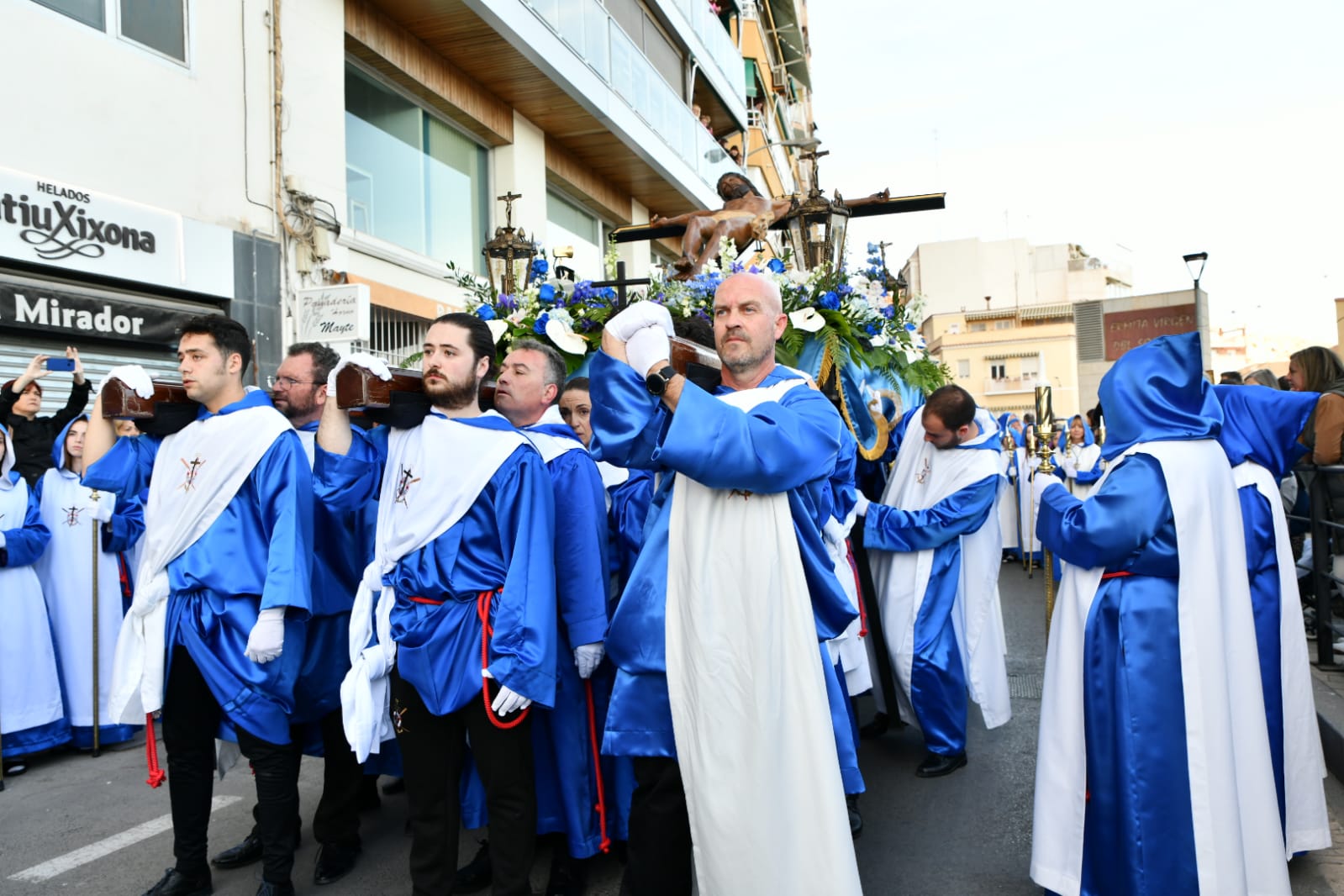 Macarena Olona desfila con El Morenet por el Raval Roig