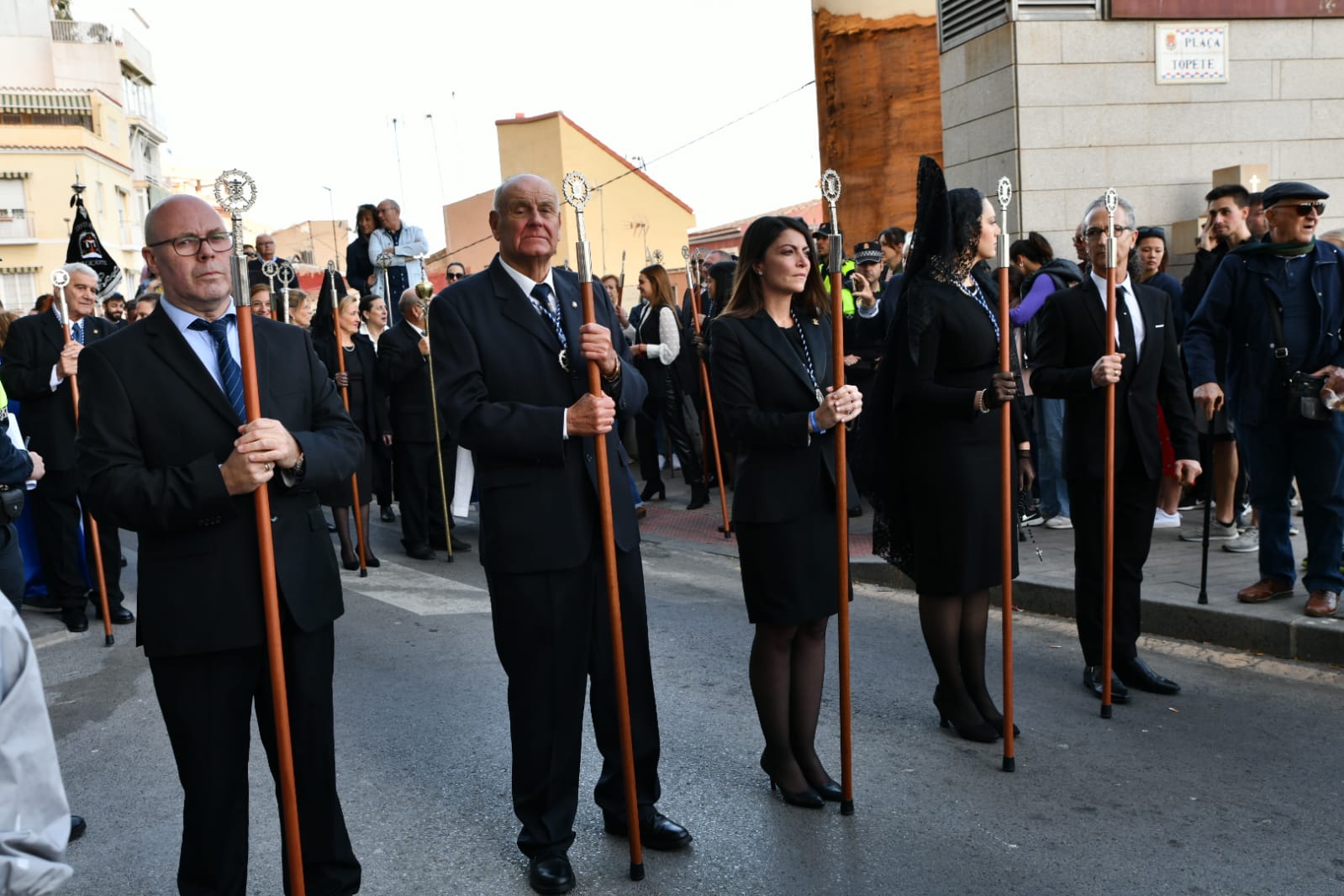Macarena Olona desfila con El Morenet por el Raval Roig