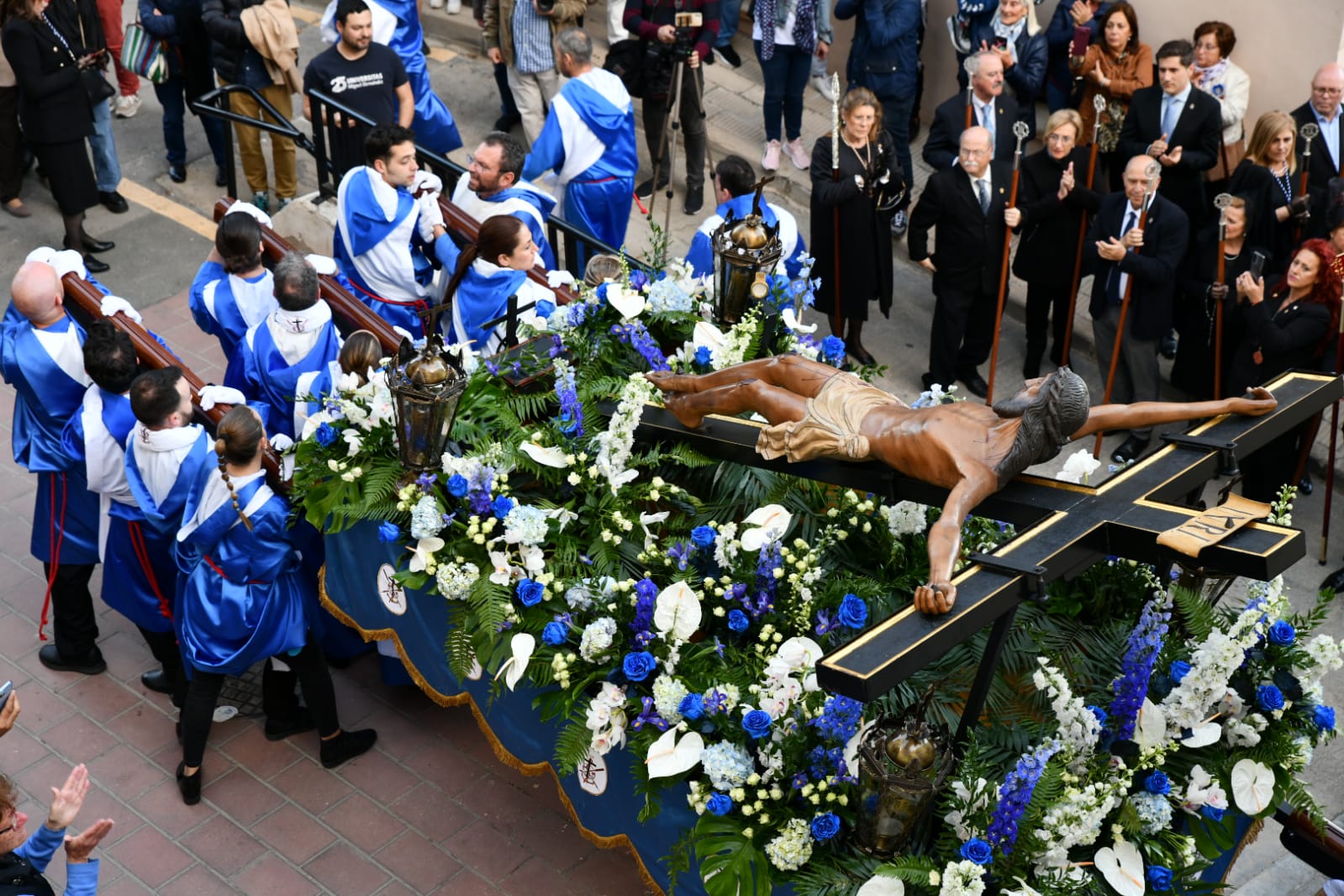 Macarena Olona desfila con El Morenet por el Raval Roig