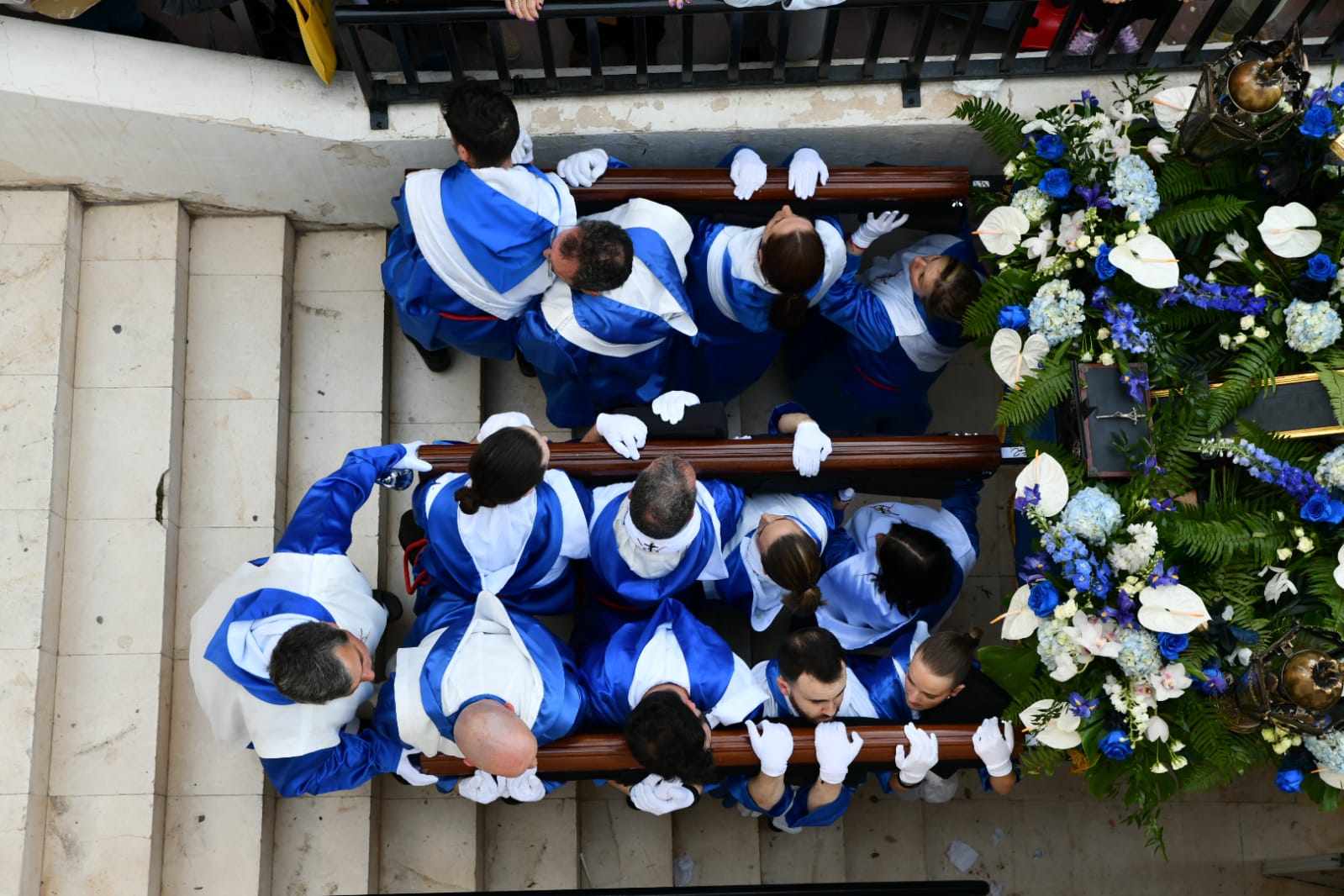 Macarena Olona desfila con El Morenet por el Raval Roig