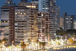 Las luces iluminan el paseo martítimo de Benidorm.