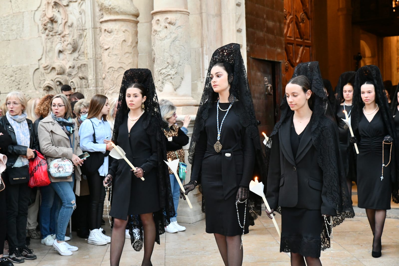 El Cristo Del Mar y la Virgen del Dolor se arrodillan ante Alicante el Martes Santo
