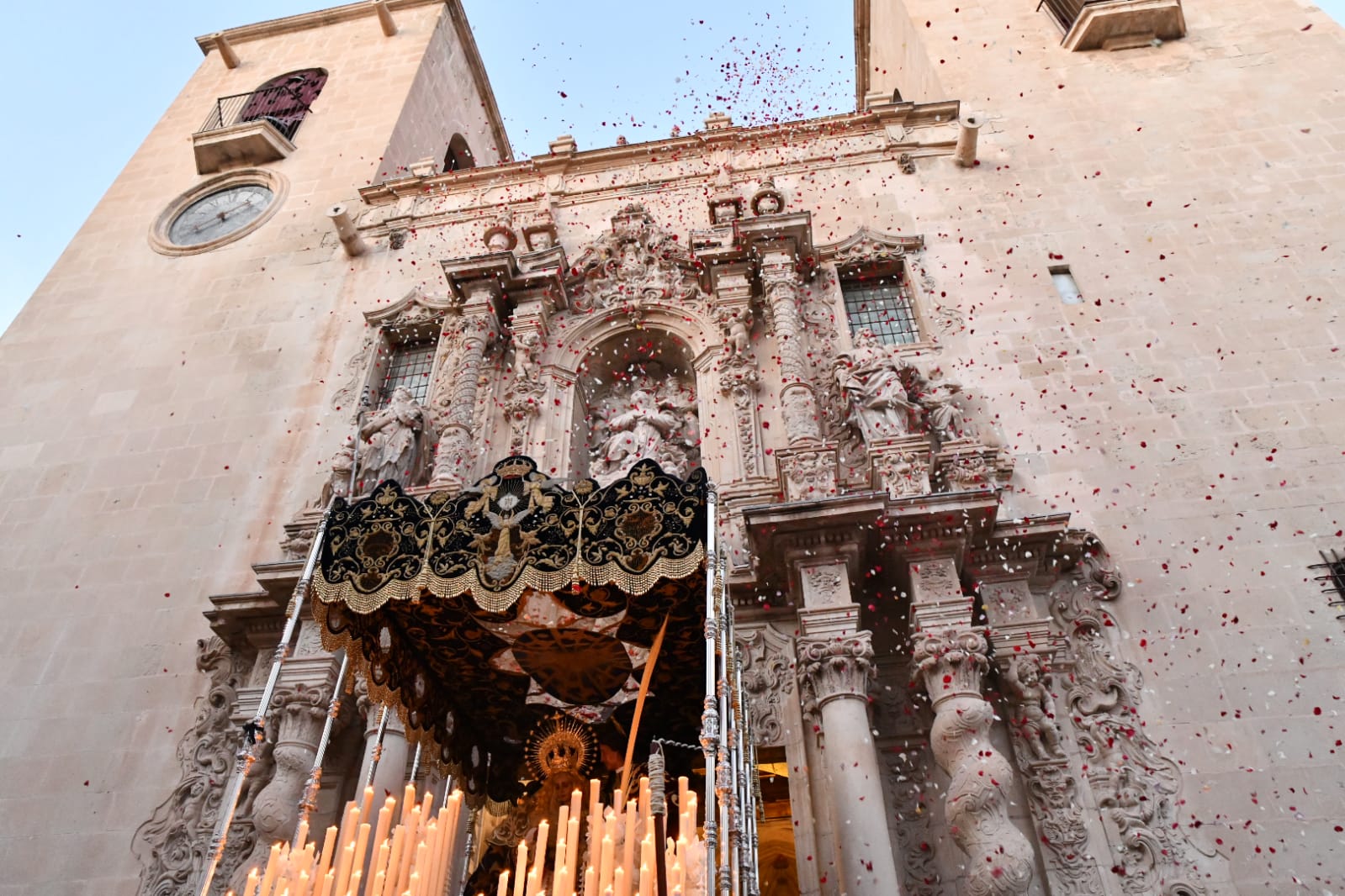 El Cristo Del Mar y la Virgen del Dolor se arrodillan ante Alicante el Martes Santo