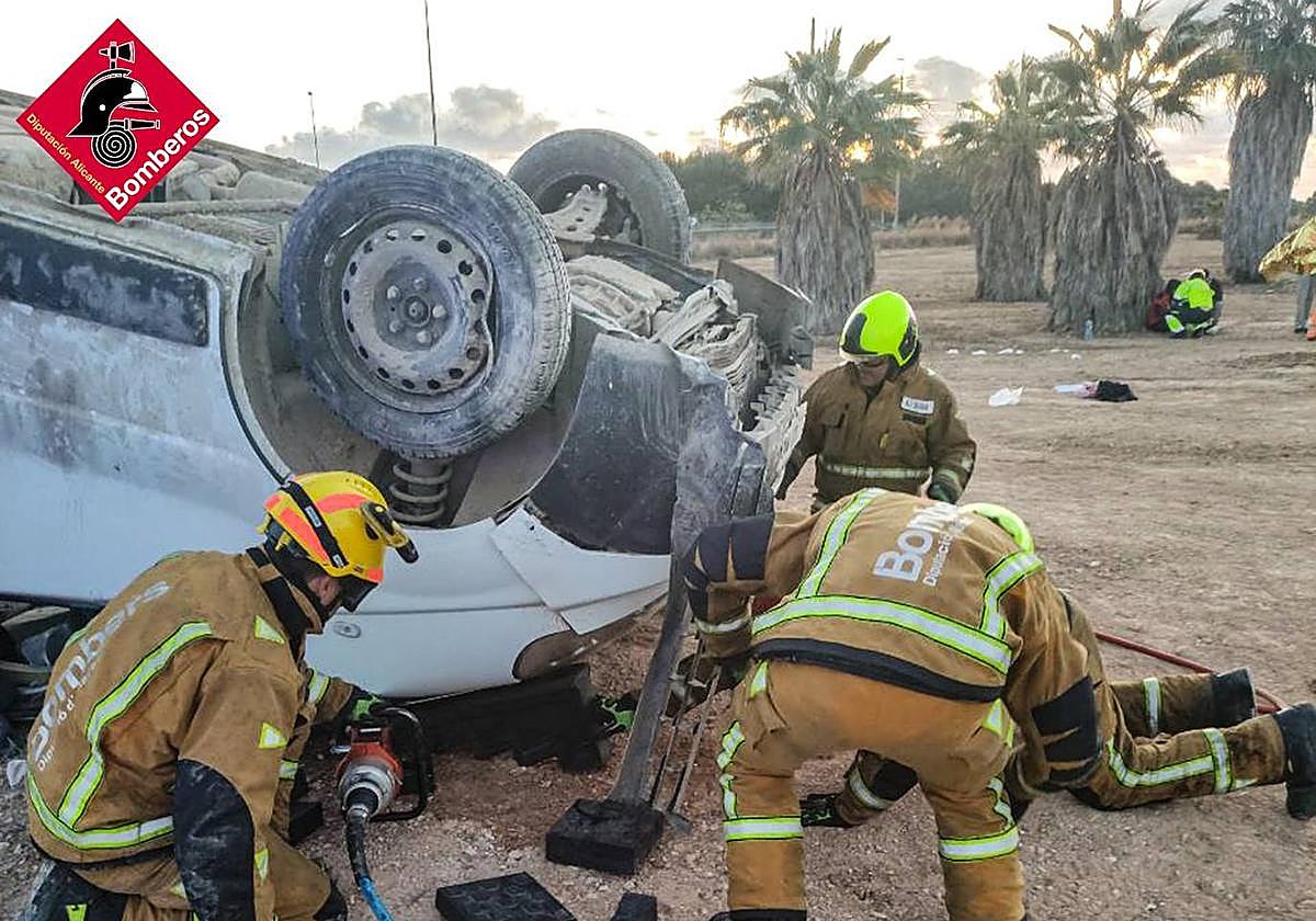 Los bomberos durante el rescate.