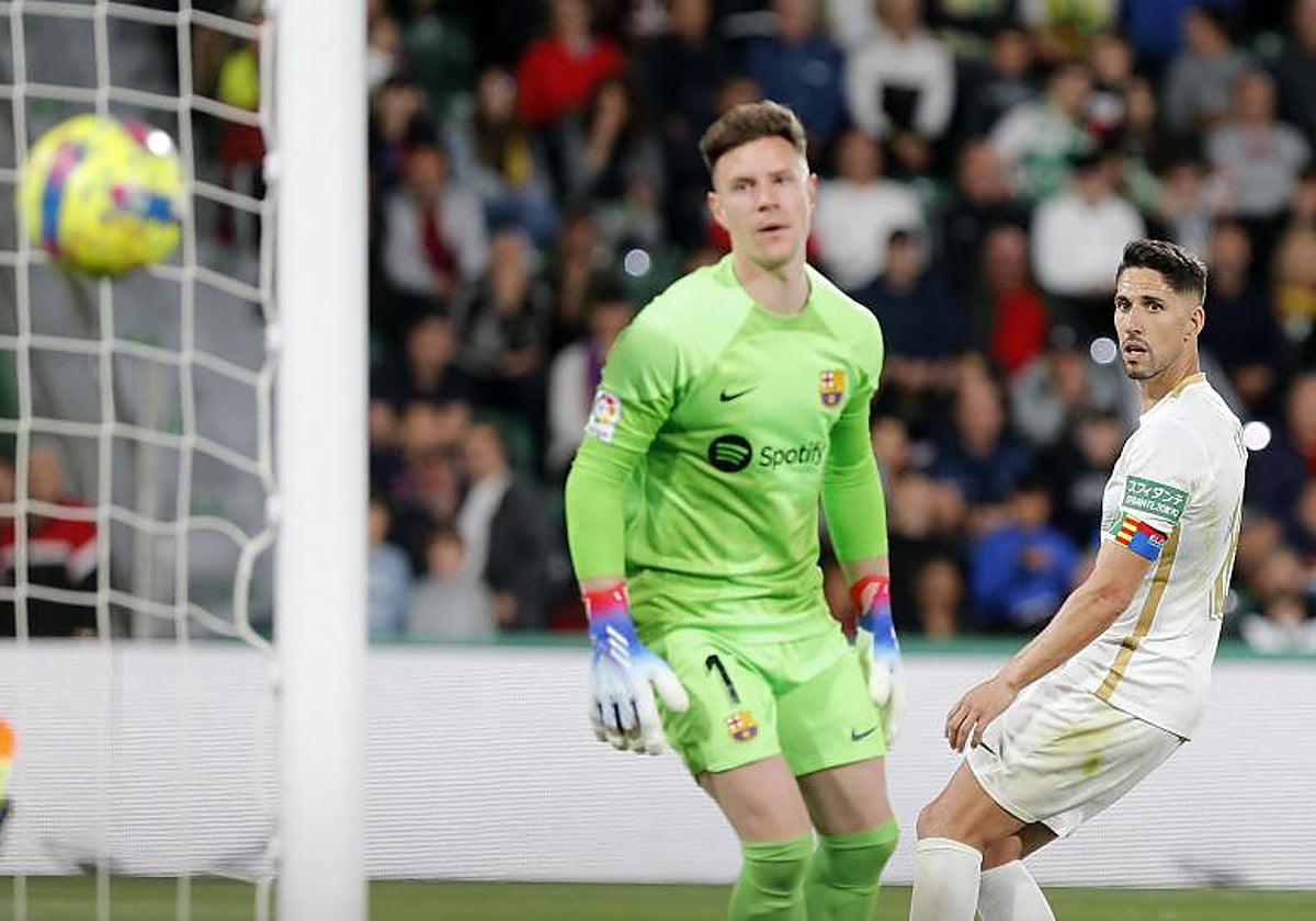 Fidel observa cómo el balón pasa por delante de Ter Stegen