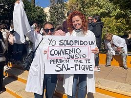 Dos manifestantes en la concentración que tuvo lugar en Torrevieja a principios de marzo.