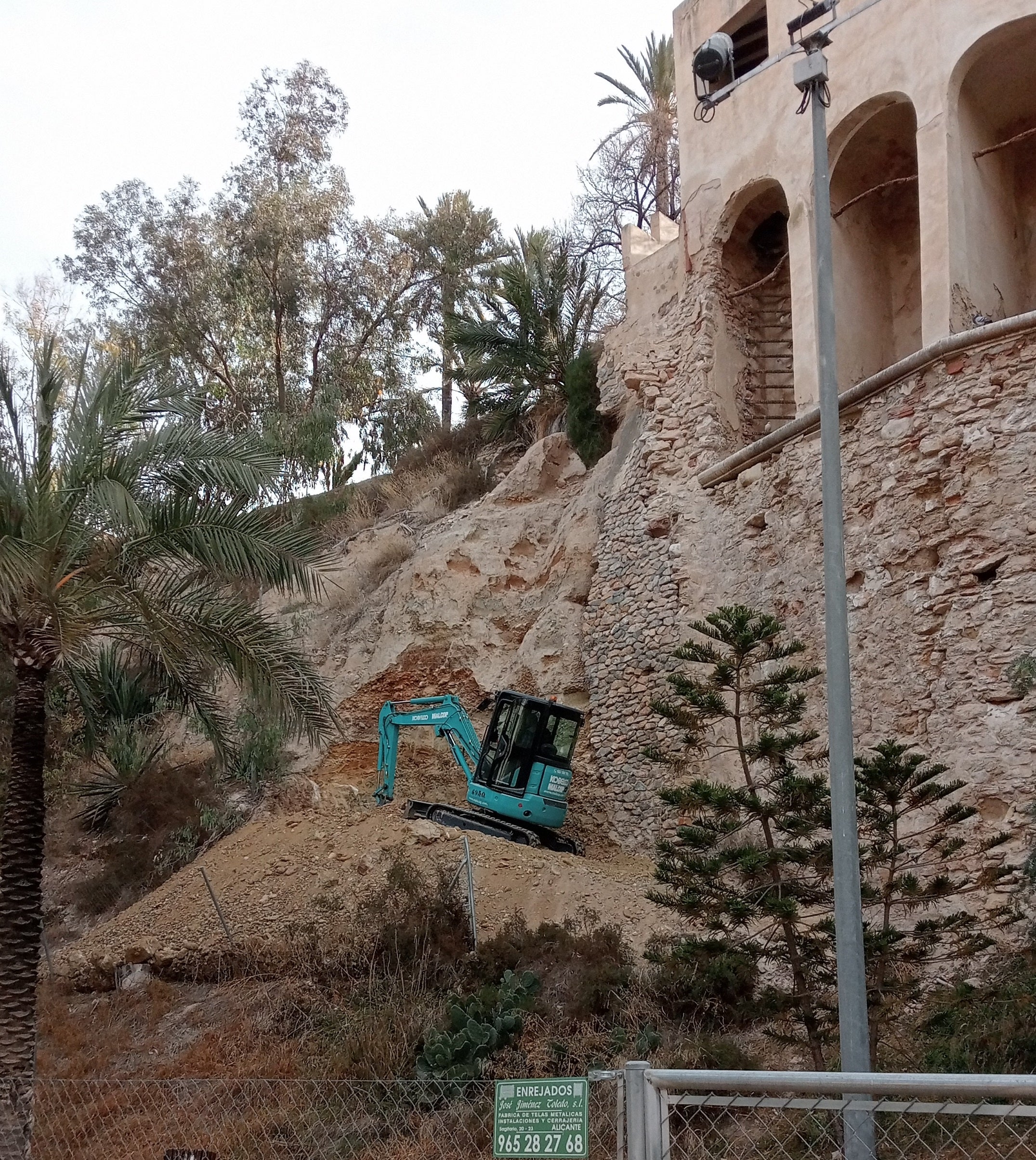 Los trabajos se están centrando en la impermeabilización de la acequia.