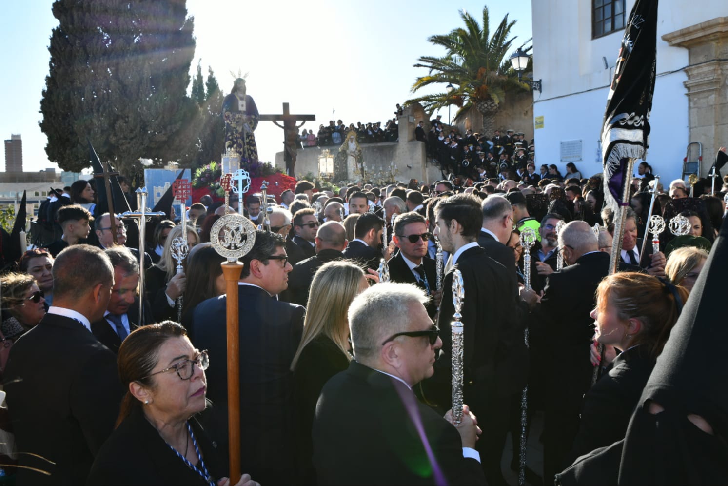 Expectación en la procesión de Santa Cruz en el casco antiguo de Alicante