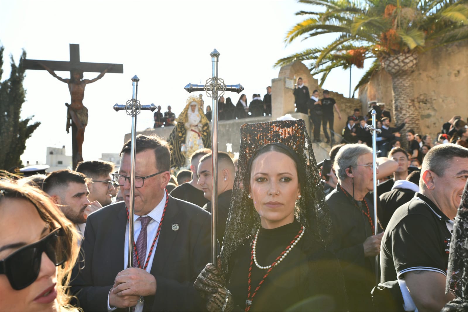 Expectación en la procesión de Santa Cruz en el casco antiguo de Alicante