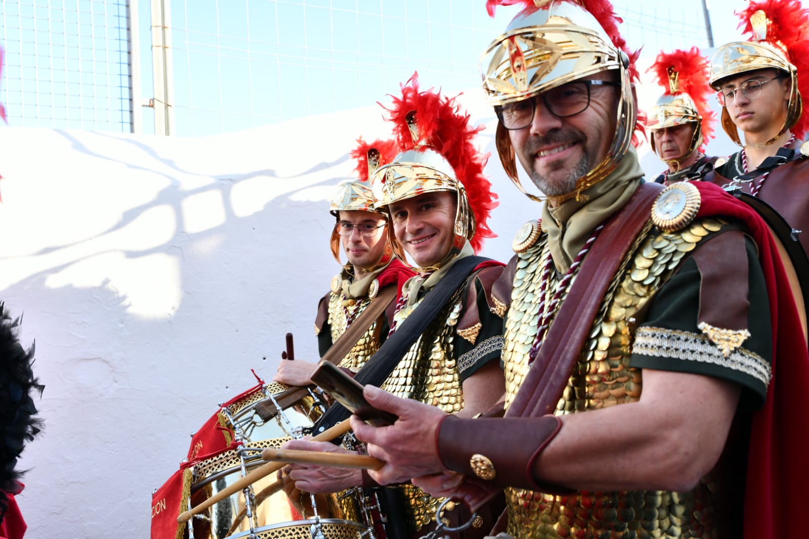 Expectación en la procesión de Santa Cruz en el casco antiguo de Alicante