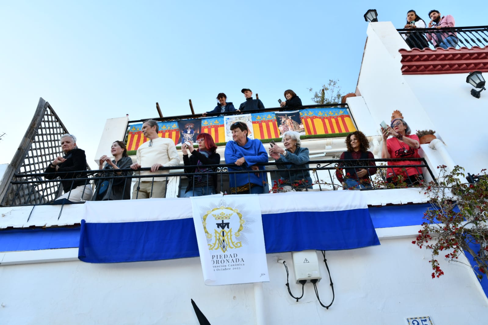 Expectación en la procesión de Santa Cruz en el casco antiguo de Alicante