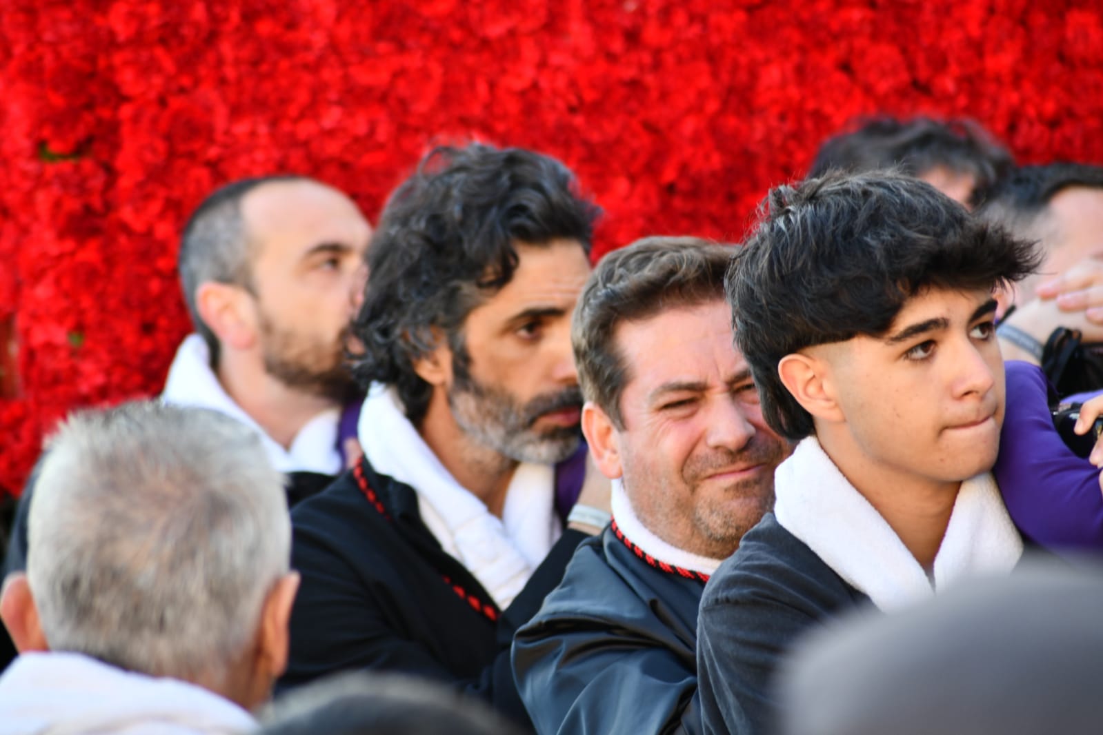 Expectación en la procesión de Santa Cruz en el casco antiguo de Alicante