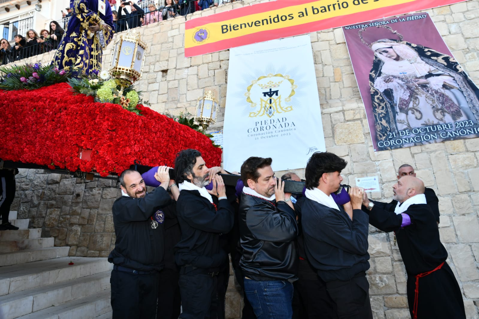 Expectación en la procesión de Santa Cruz en el casco antiguo de Alicante
