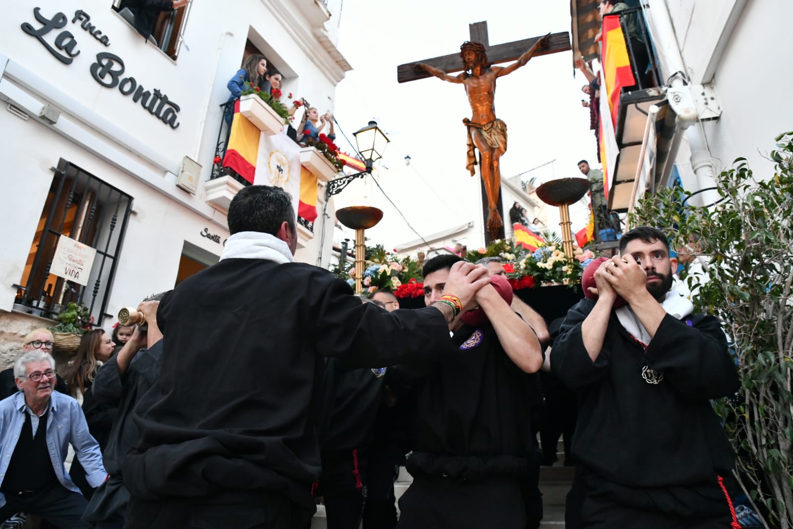 Expectación en la procesión de Santa Cruz en el casco antiguo de Alicante