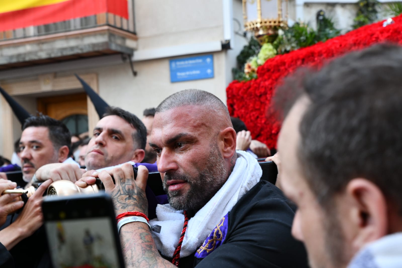 Expectación en la procesión de Santa Cruz en el casco antiguo de Alicante