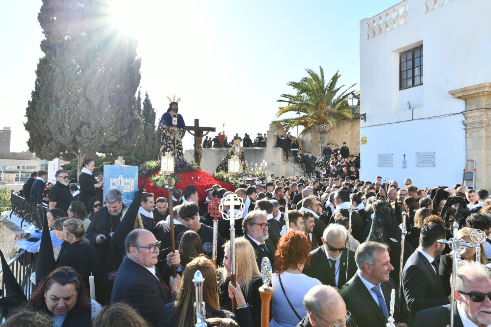 Expectación en la procesión de Santa Cruz en el casco antiguo de Alicante