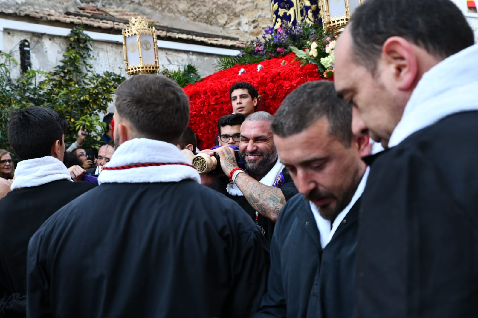 Expectación en la procesión de Santa Cruz en el casco antiguo de Alicante