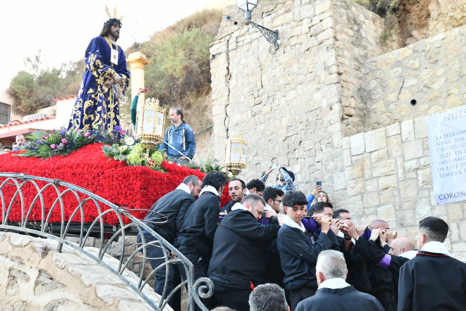 Expectación en la procesión de Santa Cruz en el casco antiguo de Alicante
