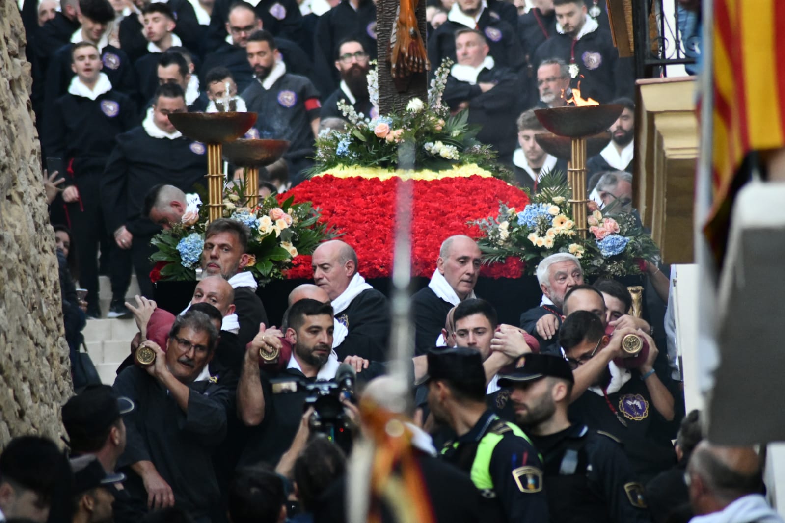 Expectación en la procesión de Santa Cruz en el casco antiguo de Alicante
