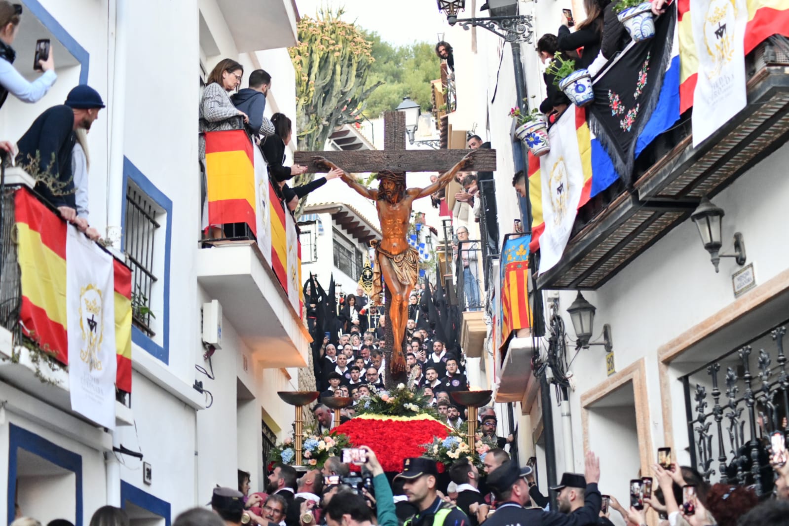 Expectación en la procesión de Santa Cruz en el casco antiguo de Alicante