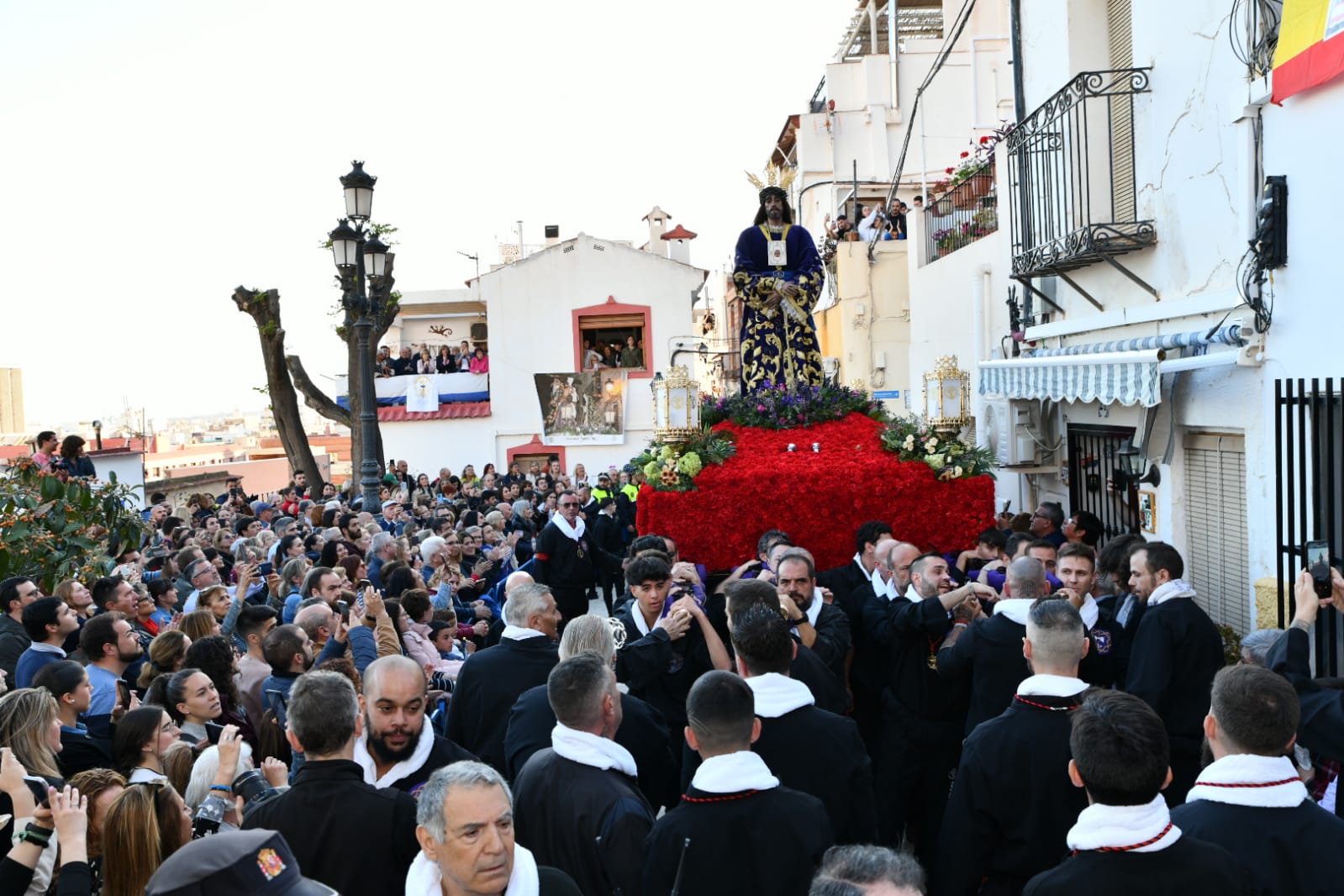 Expectación en la procesión de Santa Cruz en el casco antiguo de Alicante