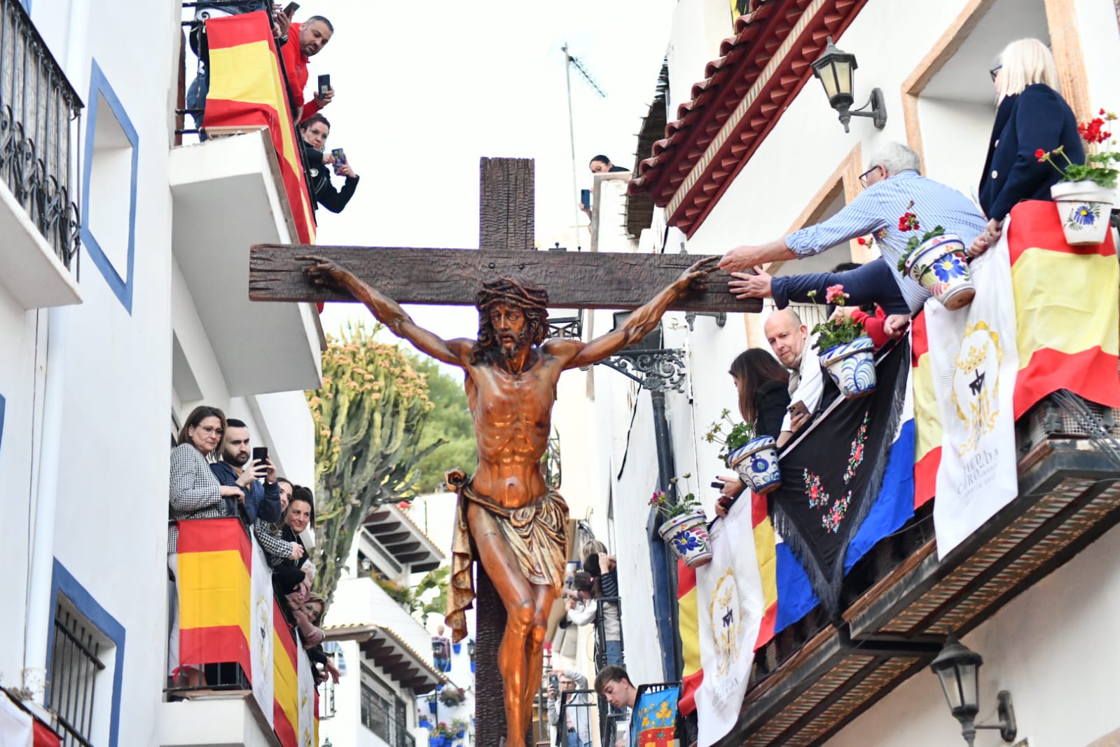 Expectación en la procesión de Santa Cruz en el casco antiguo de Alicante