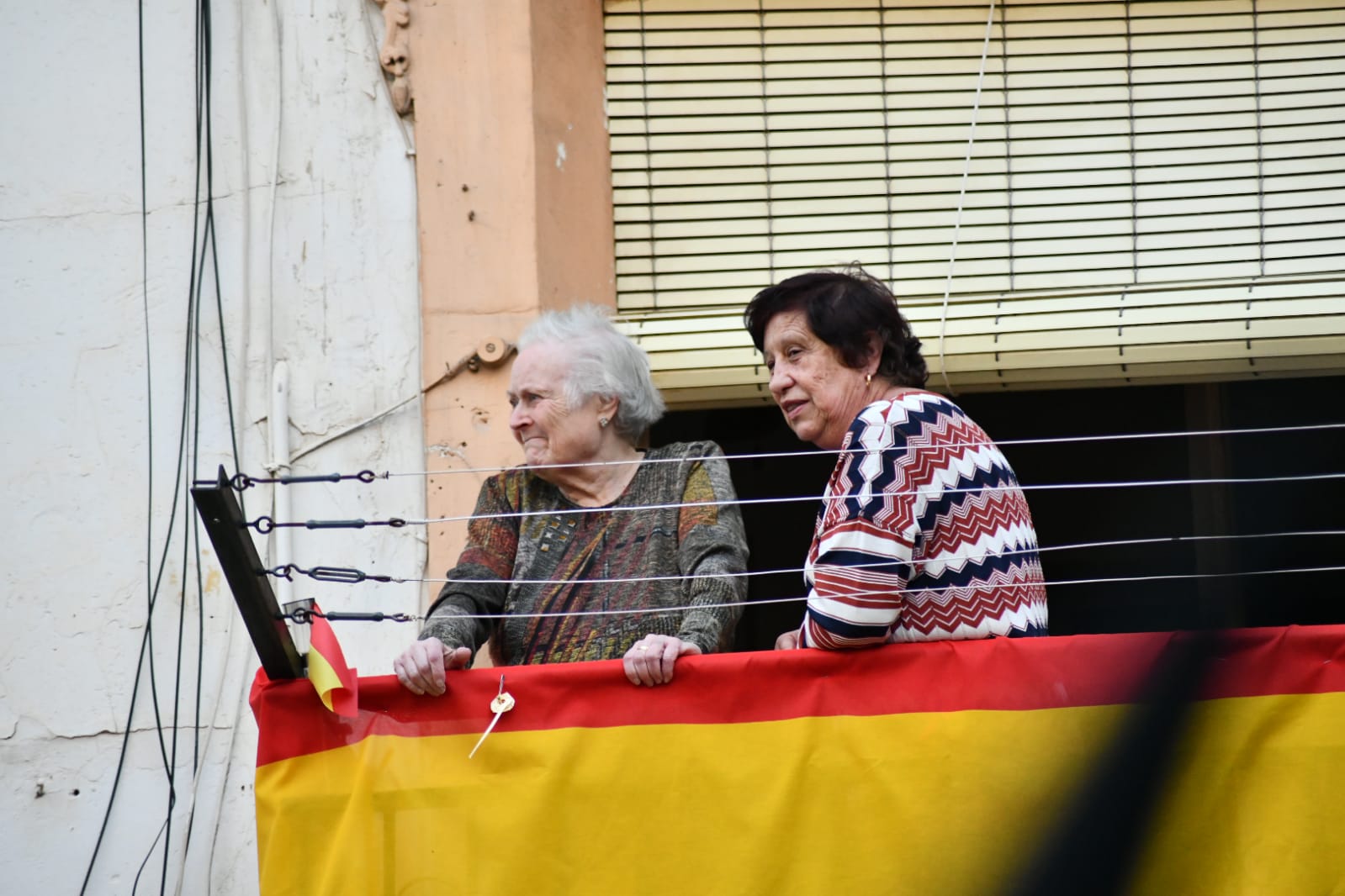 Expectación en la procesión de Santa Cruz en el casco antiguo de Alicante